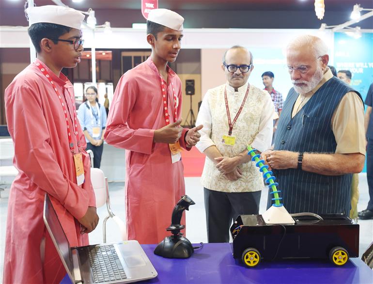 प्रधानमंत्री श्री नरेन्द्र मोदी 29 जुलाई, 2023 को भारत मंडपम, नई दिल्ली में अखिल भारतीय शिक्षा समागम के उद्घाटन अवसर पर प्रदर्शनी का मुआयना करते हुए।