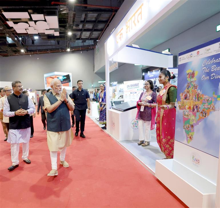 प्रधानमंत्री श्री नरेन्द्र मोदी 29 जुलाई, 2023 को भारत मंडपम, नई दिल्ली में अखिल भारतीय शिक्षा समागम के उद्घाटन अवसर पर प्रदर्शनी का मुआयना करते हुए।