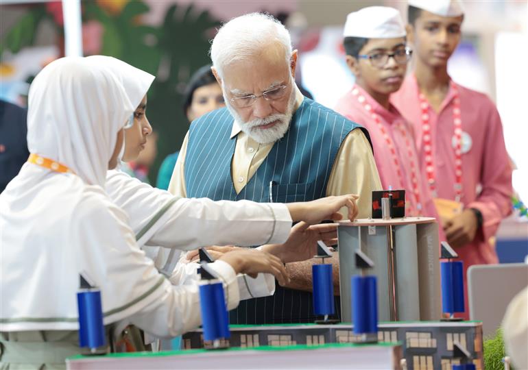 प्रधानमंत्री श्री नरेन्द्र मोदी 29 जुलाई, 2023 को भारत मंडपम, नई दिल्ली में अखिल भारतीय शिक्षा समागम के उद्घाटन अवसर पर प्रदर्शनी का मुआयना करते हुए।