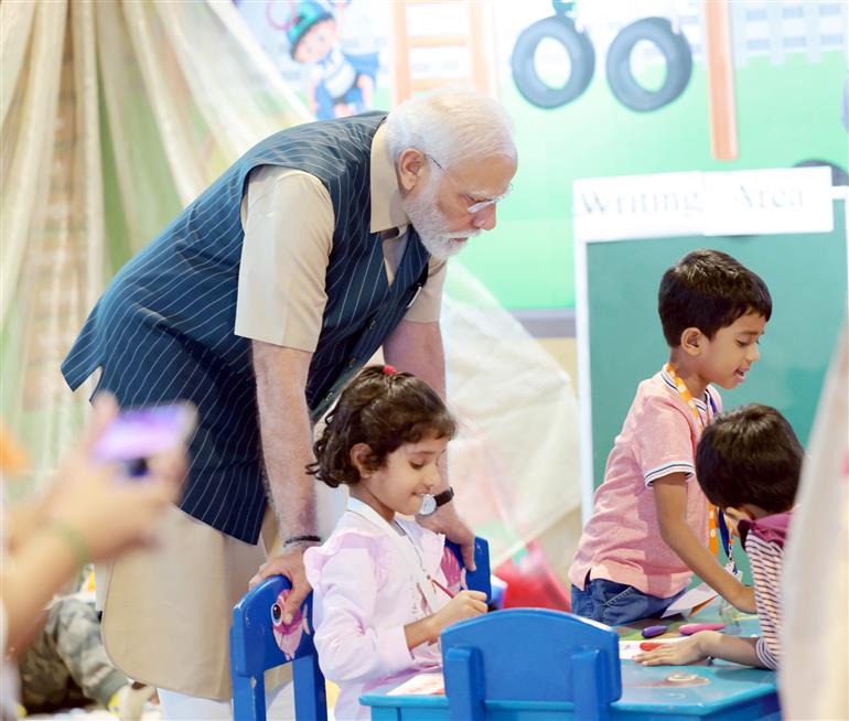 प्रधानमंत्री श्री नरेन्द्र मोदी 29 जुलाई, 2023 को भारत मंडपम, नई दिल्ली में अखिल भारतीय शिक्षा समागम के उद्घाटन अवसर पर प्रदर्शनी का मुआयना करते हुए।