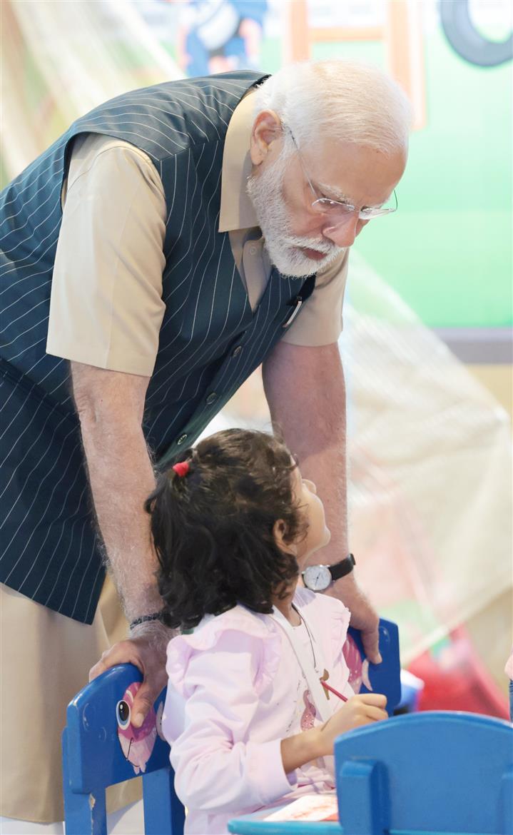 प्रधानमंत्री श्री नरेन्द्र मोदी 29 जुलाई, 2023 को भारत मंडपम, नई दिल्ली में अखिल भारतीय शिक्षा समागम के उद्घाटन अवसर पर प्रदर्शनी का मुआयना करते हुए।