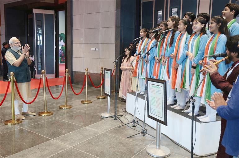 प्रधानमंत्री श्री नरेन्द्र मोदी 29 जुलाई, 2023 को भारत मंडपम, नई दिल्ली में अखिल भारतीय शिक्षा समागम के उद्घाटन अवसर पर प्रदर्शनी का मुआयना करते हुए।