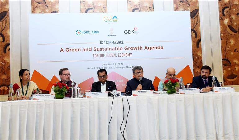 The Vice Chairman, NITI Aayog, Shri Suman Bery briefing the media at G20 Conference A Green and Sustainable Growth Agenda for the Global Economy, in New Delhi on July 29, 2023. The Chief Executive Officer (CEO), NITI Aayog, Shri BVR Subrahmanyam and other dignitaries are also present.