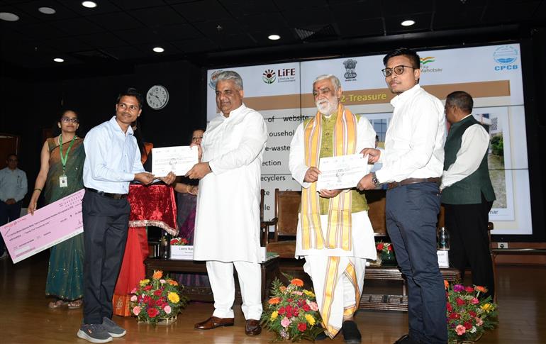 The Union Minister for Environment, Forest & Climate Change, Labour & Employment, Shri Bhupender Yadav distributes winning awards to winners at Award Ceremony for Trash to Treasure Hackathon, Dharti Kare Pukaar, Youth Conclave & Inter-School Painting Competition on the eve of World Environment Day in the presence of the Minister of State for Consumer Affairs, Food & Public Distribution, Environment, Forest and Climate Change, Shri Ashwini Kumar Choubey at Indira Paryavaran Bhawan, in New Delhi on June 04, 2023.