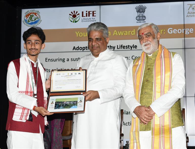 The Union Minister for Environment, Forest & Climate Change, Labour & Employment, Shri Bhupender Yadav distributes winning awards to winners at Award Ceremony for Trash to Treasure Hackathon, Dharti Kare Pukaar, Youth Conclave & Inter-School Painting Competition on the eve of World Environment Day in the presence of the Minister of State for Consumer Affairs, Food & Public Distribution, Environment, Forest and Climate Change, Shri Ashwini Kumar Choubey at Indira Paryavaran Bhawan, in New Delhi on June 04, 2023.