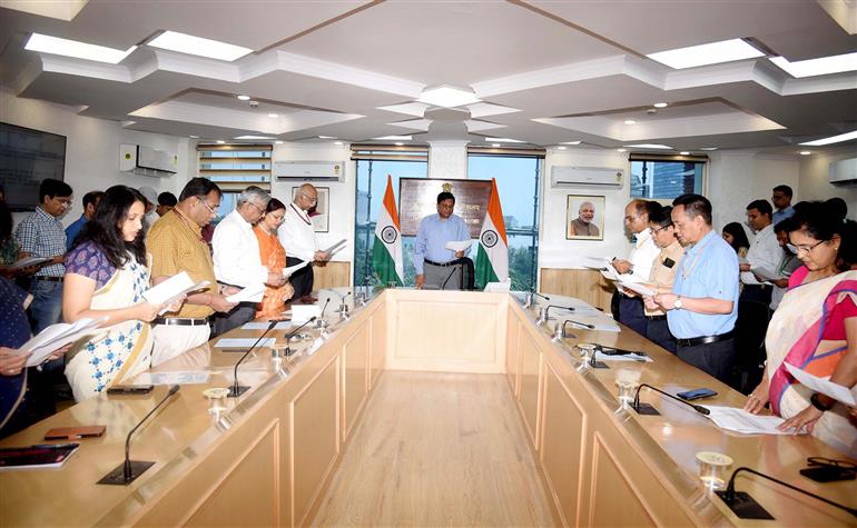 The Secretary, Ministry of Information and Broadcasting, Shri Apurva Chandra administering Pledge to officials of the Ministry of Information and Broadcasting, on the occasion of the “World Environment day”, in New Delhi on June 05, 2023.