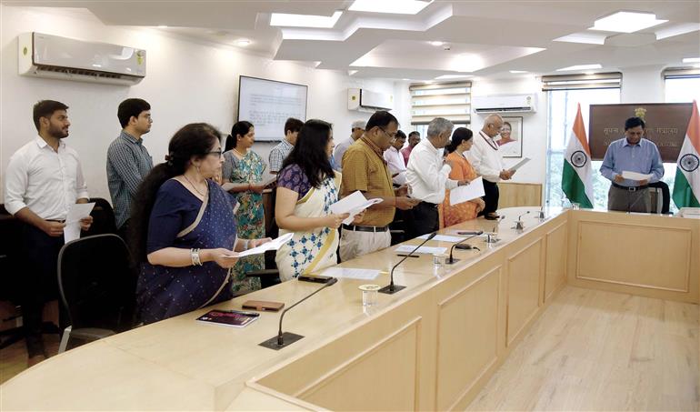 The Secretary, Ministry of Information and Broadcasting, Shri Apurva Chandra administering Pledge to officials of the Ministry of Information and Broadcasting, on the occasion of the “World Environment day”, in New Delhi on June 05, 2023.