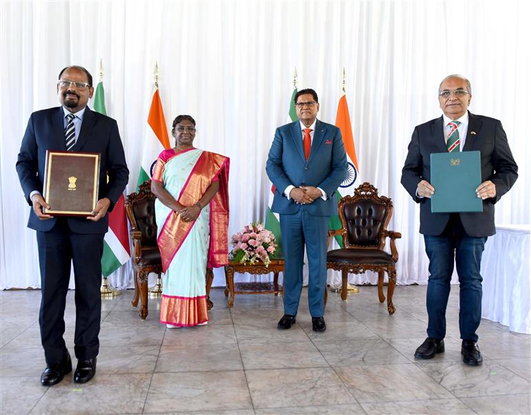राष्ट्रपति श्रीमती द्रौपदी मुर्मु और सूरीनाम के राष्ट्रपति श्री चंद्रिकाप्रसाद संतोखी की उपस्थिति में 06 जून, 2023 को पारामारिबो स्थित प्रेसिडेंशियल पैलेस में समझौता ज्ञापनों का आदान-प्रदान किया गया।