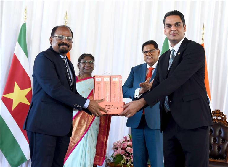 राष्ट्रपति श्रीमती द्रौपदी मुर्मु और सूरीनाम के राष्ट्रपति श्री चंद्रिकाप्रसाद संतोखी की उपस्थिति में 06 जून, 2023 को पारामारिबो स्थित प्रेसिडेंशियल पैलेस में समझौता ज्ञापनों का आदान-प्रदान किया गया।