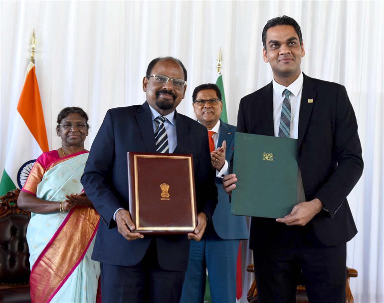 राष्ट्रपति श्रीमती द्रौपदी मुर्मु और सूरीनाम के राष्ट्रपति श्री चंद्रिकाप्रसाद संतोखी की उपस्थिति में 06 जून, 2023 को पारामारिबो स्थित प्रेसिडेंशियल पैलेस में समझौता ज्ञापनों का आदान-प्रदान किया गया।