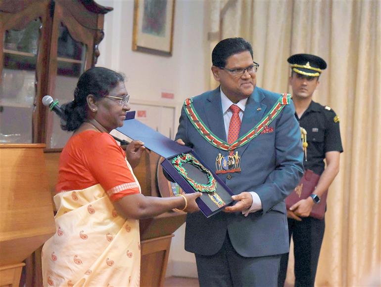 The President of India, Smt. Droupadi Murmu receive Suriname’s highest distinction, “Grand Order of the Chain of the Yellow Star” at Presidential Palace, in Paramaribo on June 05, 2023.