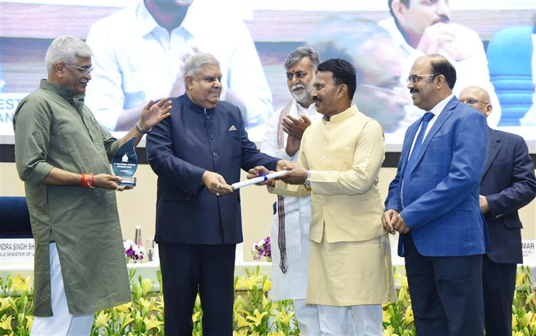 उपराष्ट्रपति और राज्यसभा के सभापति श्री जगदीप धनखड़ 17 जून, 2023 को विज्ञान भवन, नई दिल्ली में आयोजित चौथे राष्ट्रीय जल पुरस्कार समारोह के दौरान विभिन्न श्रेणियों के विजेताओं को पुरस्कार प्रदान करते हुए।