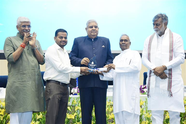 उपराष्ट्रपति और राज्यसभा के सभापति श्री जगदीप धनखड़ 17 जून, 2023 को विज्ञान भवन, नई दिल्ली में आयोजित चौथे राष्ट्रीय जल पुरस्कार समारोह के दौरान विभिन्न श्रेणियों के विजेताओं को पुरस्कार प्रदान करते हुए।