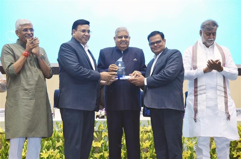 उपराष्ट्रपति और राज्यसभा के सभापति श्री जगदीप धनखड़ 17 जून, 2023 को विज्ञान भवन, नई दिल्ली में आयोजित चौथे राष्ट्रीय जल पुरस्कार समारोह के दौरान विभिन्न श्रेणियों के विजेताओं को पुरस्कार प्रदान करते हुए।