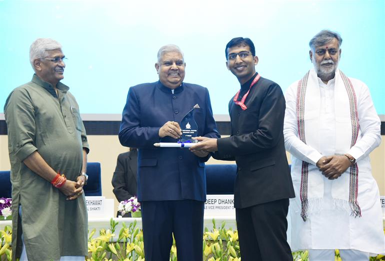 उपराष्ट्रपति और राज्यसभा के सभापति श्री जगदीप धनखड़ 17 जून, 2023 को विज्ञान भवन, नई दिल्ली में आयोजित चौथे राष्ट्रीय जल पुरस्कार समारोह के दौरान विभिन्न श्रेणियों के विजेताओं को पुरस्कार प्रदान करते हुए।