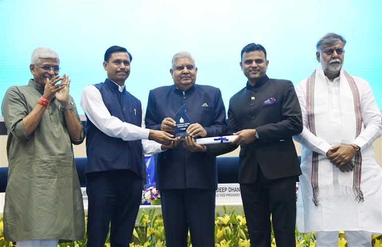 उपराष्ट्रपति और राज्यसभा के सभापति श्री जगदीप धनखड़ 17 जून, 2023 को विज्ञान भवन, नई दिल्ली में आयोजित चौथे राष्ट्रीय जल पुरस्कार समारोह के दौरान विभिन्न श्रेणियों के विजेताओं को पुरस्कार प्रदान करते हुए।