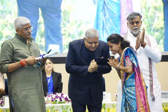 उपराष्ट्रपति और राज्यसभा के सभापति श्री जगदीप धनखड़ 17 जून, 2023 को विज्ञान भवन, नई दिल्ली में आयोजित चौथे राष्ट्रीय जल पुरस्कार समारोह के दौरान विभिन्न श्रेणियों के विजेताओं को पुरस्कार प्रदान करते हुए।