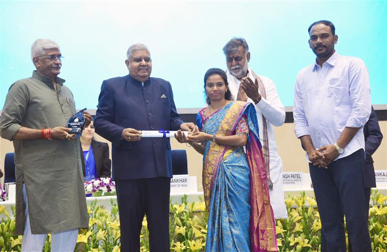 उपराष्ट्रपति और राज्यसभा के सभापति श्री जगदीप धनखड़ 17 जून, 2023 को विज्ञान भवन, नई दिल्ली में आयोजित चौथे राष्ट्रीय जल पुरस्कार समारोह के दौरान विभिन्न श्रेणियों के विजेताओं को पुरस्कार प्रदान करते हुए।