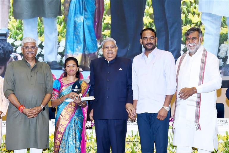 उपराष्ट्रपति और राज्यसभा के सभापति श्री जगदीप धनखड़ 17 जून, 2023 को विज्ञान भवन, नई दिल्ली में आयोजित चौथे राष्ट्रीय जल पुरस्कार समारोह के दौरान विभिन्न श्रेणियों के विजेताओं को पुरस्कार प्रदान करते हुए।