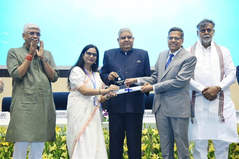 उपराष्ट्रपति और राज्यसभा के सभापति श्री जगदीप धनखड़ 17 जून, 2023 को विज्ञान भवन, नई दिल्ली में आयोजित चौथे राष्ट्रीय जल पुरस्कार समारोह के दौरान विभिन्न श्रेणियों के विजेताओं को पुरस्कार प्रदान करते हुए।