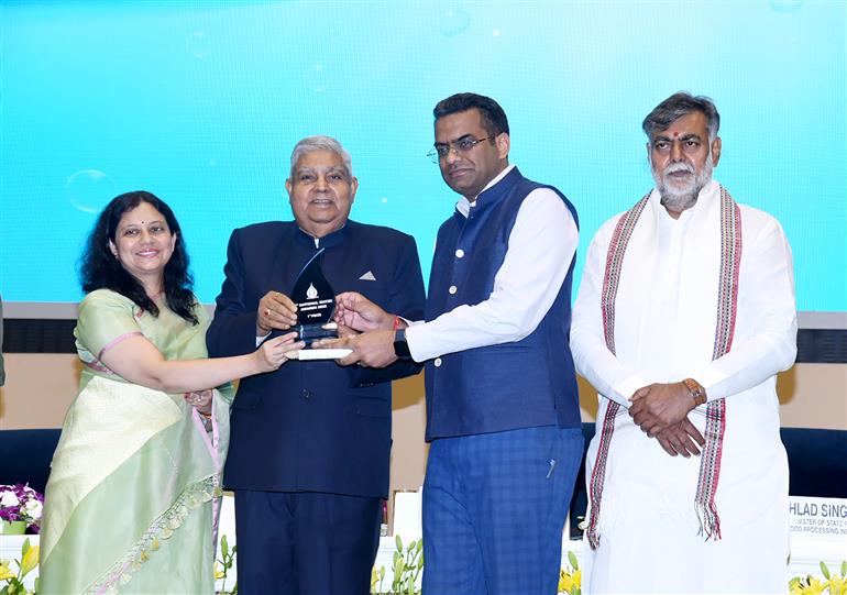 उपराष्ट्रपति और राज्यसभा के सभापति श्री जगदीप धनखड़ 17 जून, 2023 को विज्ञान भवन, नई दिल्ली में आयोजित चौथे राष्ट्रीय जल पुरस्कार समारोह के दौरान विभिन्न श्रेणियों के विजेताओं को पुरस्कार प्रदान करते हुए।