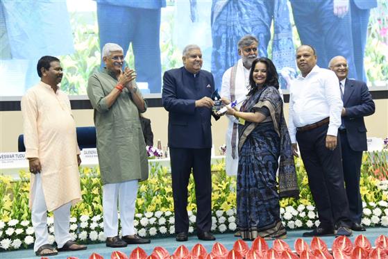उपराष्ट्रपति और राज्यसभा के सभापति श्री जगदीप धनखड़ 17 जून, 2023 को विज्ञान भवन, नई दिल्ली में आयोजित चौथे राष्ट्रीय जल पुरस्कार समारोह के दौरान विभिन्न श्रेणियों के विजेताओं को पुरस्कार प्रदान करते हुए।
