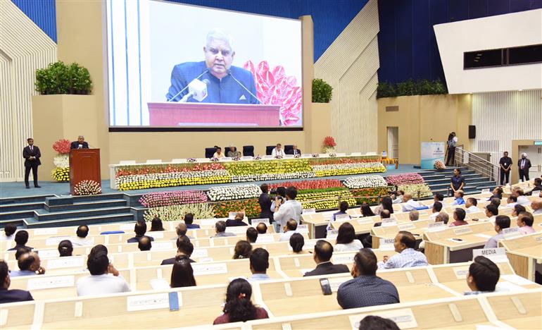 उपराष्ट्रपति और राज्यसभा के सभापति श्री जगदीप धनखड़ 17 जून, 2023 को विज्ञान भवन, नई दिल्ली में आयोजित चौथे राष्ट्रीय जल पुरस्कार समारोह के दौरान लोगों को संबोधित करते हुए।