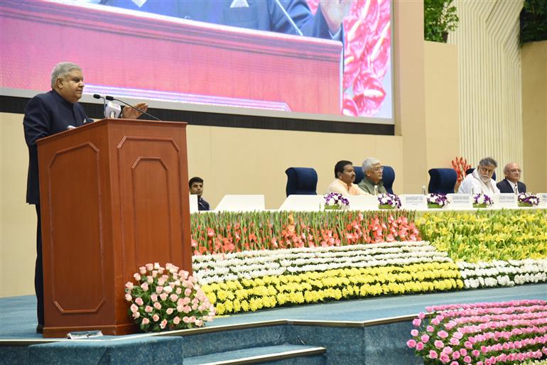 उपराष्ट्रपति और राज्यसभा के सभापति श्री जगदीप धनखड़ 17 जून, 2023 को विज्ञान भवन, नई दिल्ली में आयोजित चौथे राष्ट्रीय जल पुरस्कार समारोह के दौरान लोगों को संबोधित करते हुए।