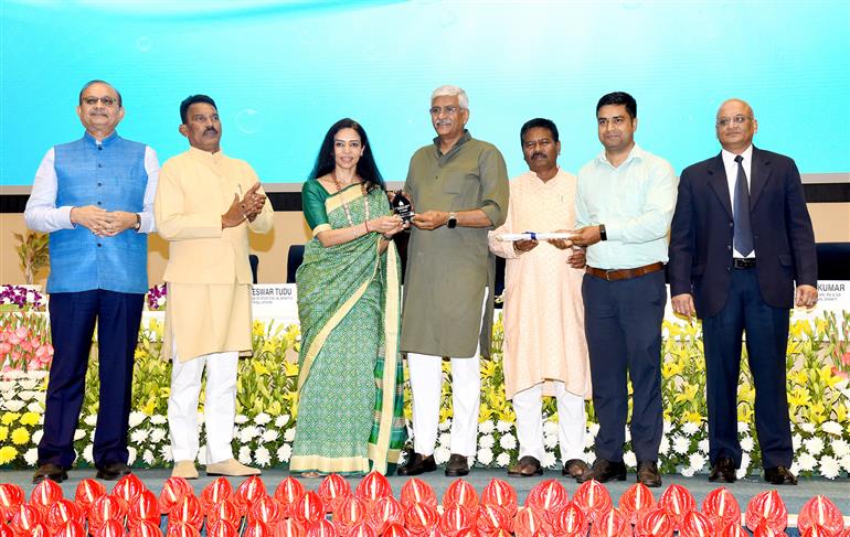 The Union Minister for Jal Shakti, Shri Gajendra Singh Shekhawat presenting prizes to winners in various categories at the 4th National Water Awards ceremony at Vigyan Bhawan, in New Delhi on June 17, 2023. The Minister of State for Tribal Affairs and Jal Shakti, Shri Bishweswar Tudu is also present.