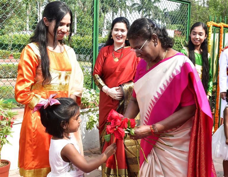 राष्ट्रपति श्रीमती द्रौपदी मुर्मु ने 20 जून, 2023 को नई दिल्ली स्थित राष्ट्रपति संपदा के कल्याण केंद्र और अमर ज्योति चैरिटेबल ट्रस्ट में अपने जन्मदिन के मौके पर बच्चों के साथ बातचीत की और उनके साथ समय बिताया।