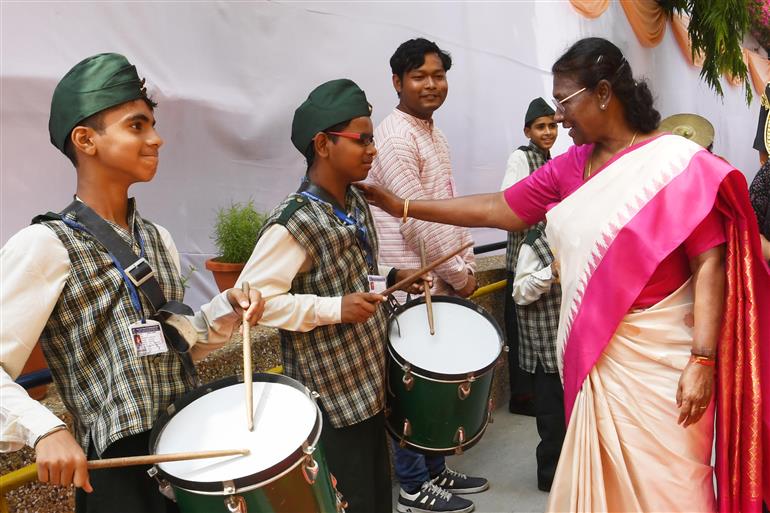 राष्ट्रपति श्रीमती द्रौपदी मुर्मु ने 20 जून, 2023 को नई दिल्ली स्थित राष्ट्रपति संपदा के कल्याण केंद्र और अमर ज्योति चैरिटेबल ट्रस्ट में अपने जन्मदिन के मौके पर बच्चों के साथ बातचीत की और उनके साथ समय बिताया।