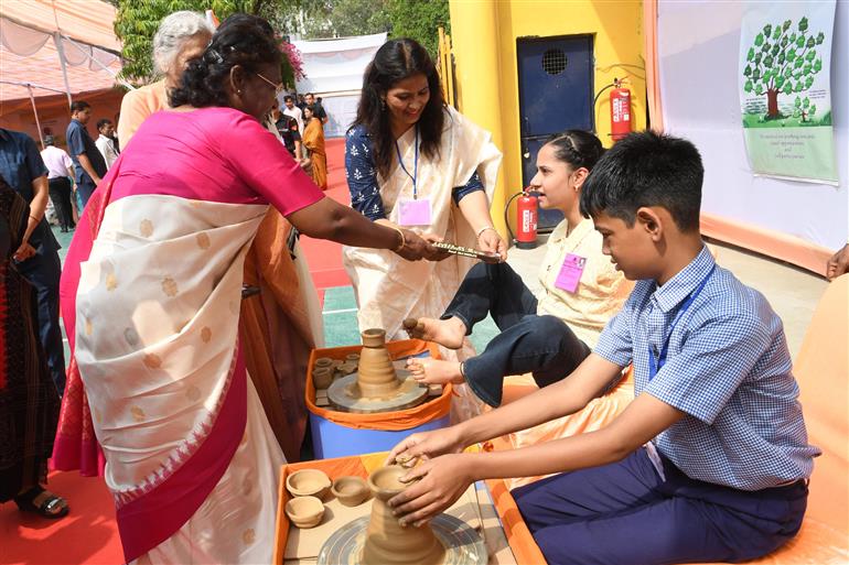 राष्ट्रपति श्रीमती द्रौपदी मुर्मु ने 20 जून, 2023 को नई दिल्ली स्थित राष्ट्रपति संपदा के कल्याण केंद्र और अमर ज्योति चैरिटेबल ट्रस्ट में अपने जन्मदिन के मौके पर बच्चों के साथ बातचीत की और उनके साथ समय बिताया।