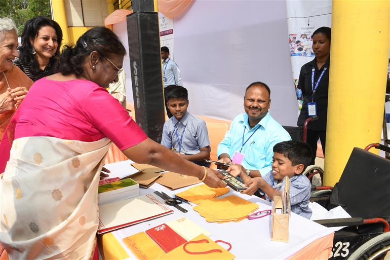 राष्ट्रपति श्रीमती द्रौपदी मुर्मु ने 20 जून, 2023 को नई दिल्ली स्थित राष्ट्रपति संपदा के कल्याण केंद्र और अमर ज्योति चैरिटेबल ट्रस्ट में अपने जन्मदिन के मौके पर बच्चों के साथ बातचीत की और उनके साथ समय बिताया।