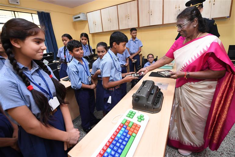 राष्ट्रपति श्रीमती द्रौपदी मुर्मु ने 20 जून, 2023 को नई दिल्ली स्थित राष्ट्रपति संपदा के कल्याण केंद्र और अमर ज्योति चैरिटेबल ट्रस्ट में अपने जन्मदिन के मौके पर बच्चों के साथ बातचीत की और उनके साथ समय बिताया।