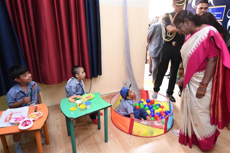 राष्ट्रपति श्रीमती द्रौपदी मुर्मु ने 20 जून, 2023 को नई दिल्ली स्थित राष्ट्रपति संपदा के कल्याण केंद्र और अमर ज्योति चैरिटेबल ट्रस्ट में अपने जन्मदिन के मौके पर बच्चों के साथ बातचीत की और उनके साथ समय बिताया।