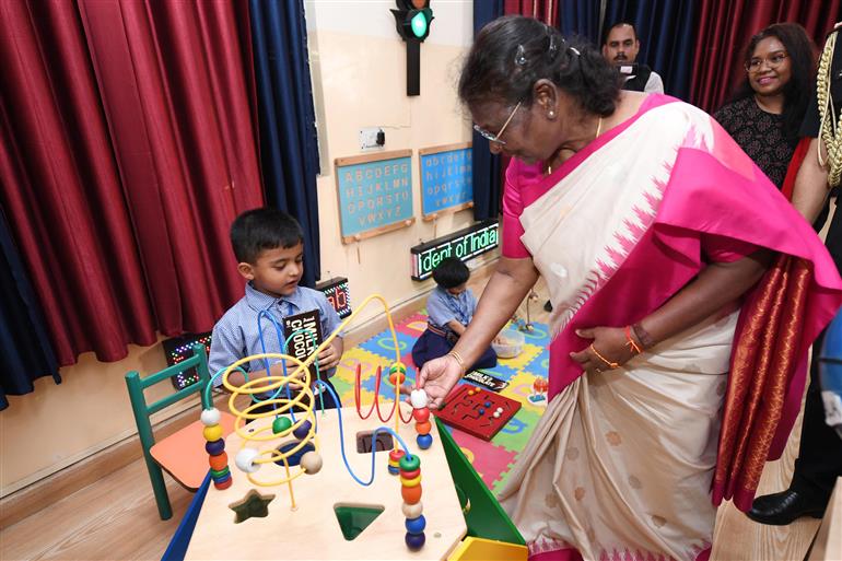 राष्ट्रपति श्रीमती द्रौपदी मुर्मु ने 20 जून, 2023 को नई दिल्ली स्थित राष्ट्रपति संपदा के कल्याण केंद्र और अमर ज्योति चैरिटेबल ट्रस्ट में अपने जन्मदिन के मौके पर बच्चों के साथ बातचीत की और उनके साथ समय बिताया।