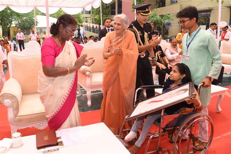 राष्ट्रपति श्रीमती द्रौपदी मुर्मु ने 20 जून, 2023 को नई दिल्ली स्थित राष्ट्रपति संपदा के कल्याण केंद्र और अमर ज्योति चैरिटेबल ट्रस्ट में अपने जन्मदिन के मौके पर बच्चों के साथ बातचीत की और उनके साथ समय बिताया।