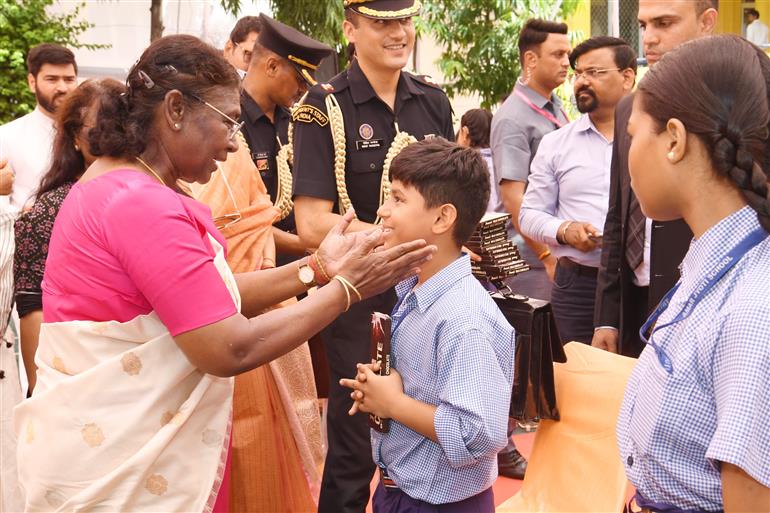 राष्ट्रपति श्रीमती द्रौपदी मुर्मु ने 20 जून, 2023 को नई दिल्ली स्थित राष्ट्रपति संपदा के कल्याण केंद्र और अमर ज्योति चैरिटेबल ट्रस्ट में अपने जन्मदिन के मौके पर बच्चों के साथ बातचीत की और उनके साथ समय बिताया।