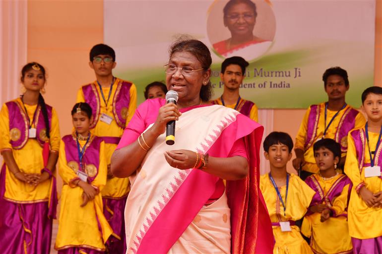 राष्ट्रपति श्रीमती द्रौपदी मुर्मु ने 20 जून, 2023 को नई दिल्ली स्थित राष्ट्रपति संपदा के कल्याण केंद्र और अमर ज्योति चैरिटेबल ट्रस्ट में अपने जन्मदिन के मौके पर बच्चों के साथ बातचीत की और उनके साथ समय बिताया।