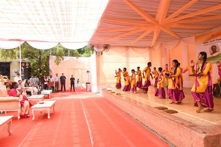 राष्ट्रपति श्रीमती द्रौपदी मुर्मु ने 20 जून, 2023 को नई दिल्ली स्थित राष्ट्रपति संपदा के कल्याण केंद्र और अमर ज्योति चैरिटेबल ट्रस्ट में अपने जन्मदिन के मौके पर बच्चों के साथ बातचीत की और उनके साथ समय बिताया।