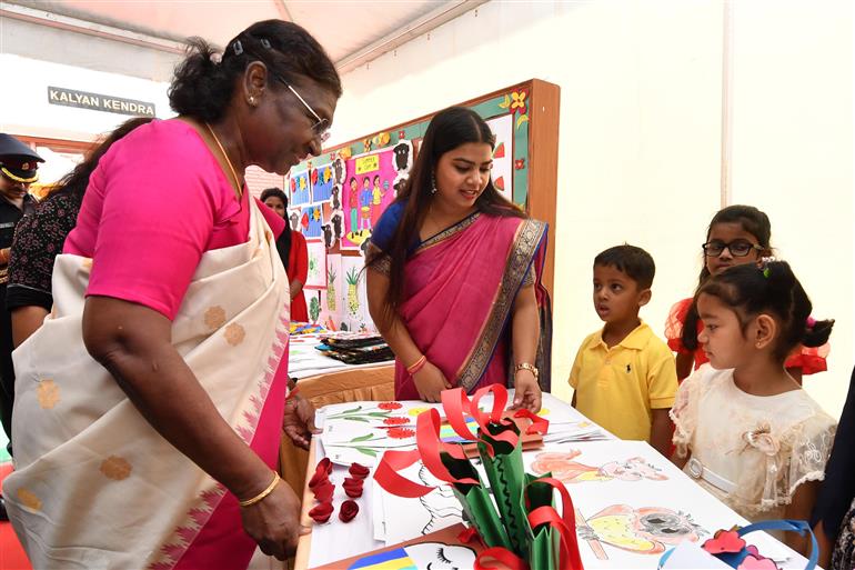 राष्ट्रपति श्रीमती द्रौपदी मुर्मु ने 20 जून, 2023 को नई दिल्ली स्थित राष्ट्रपति संपदा के कल्याण केंद्र और अमर ज्योति चैरिटेबल ट्रस्ट में अपने जन्मदिन के मौके पर बच्चों के साथ बातचीत की और उनके साथ समय बिताया।