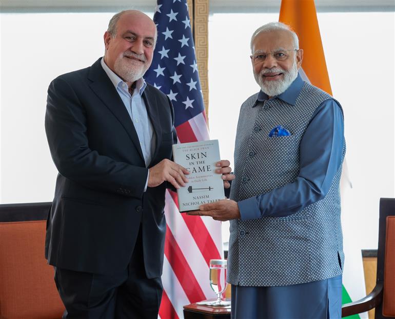 प्रधानमंत्री श्री नरेन्द्र मोदी ने 20 जून, 2023 को अमेरिका के न्यूयॉर्क में प्रो. नसीम निकोलस तालेब से मुलाकात की।:Prime Minister's Office प्रधानमंत्री श्री नरेन्द्र मोदी ने 20 जून, 2023 को अमेरिका के न्यूयॉर्क में प्रो. नसीम निकोलस तालेब से मुलाकात की।:Prime Minister