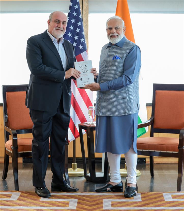प्रधानमंत्री श्री नरेन्द्र मोदी ने 20 जून, 2023 को अमेरिका के न्यूयॉर्क में प्रो. नसीम निकोलस तालेब से मुलाकात की।:Prime Minister's Office प्रधानमंत्री श्री नरेन्द्र मोदी ने 20 जून, 2023 को अमेरिका के न्यूयॉर्क में प्रो. नसीम निकोलस तालेब से मुलाकात की।:Prime Minister