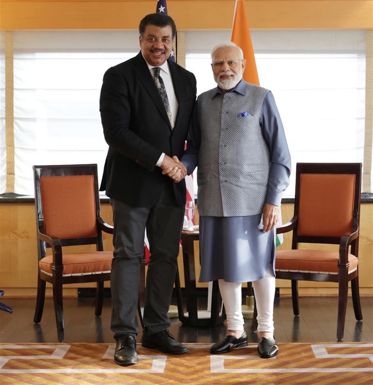 प्रधानमंत्री श्री नरेन्द्र मोदी ने 20 जून, 2023 को अमेरिका के न्यूयॉर्क में श्री नील डेग्रसे टायसन से मुलाकात की।:Prime Minister's Office प्रधानमंत्री श्री नरेन्द्र मोदी ने 20 जून, 2023 को अमेरिका के न्यूयॉर्क में श्री नील डेग्रसे टायसन से मुलाकात की।:Prime Minister
