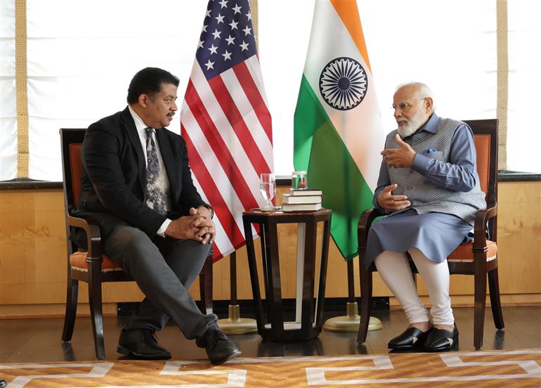 प्रधानमंत्री श्री नरेन्द्र मोदी ने 20 जून, 2023 को अमेरिका के न्यूयॉर्क में श्री नील डेग्रसे टायसन से मुलाकात की।:Prime Minister's Office प्रधानमंत्री श्री नरेन्द्र मोदी ने 20 जून, 2023 को अमेरिका के न्यूयॉर्क में श्री नील डेग्रसे टायसन से मुलाकात की।:Prime Minister
