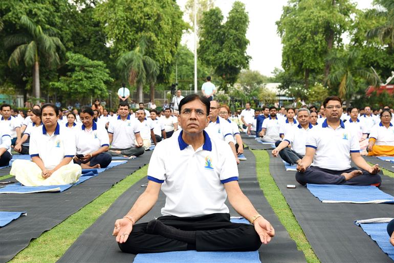 The Union Minister for Health & Family Welfare, Chemicals and Fertilizers, Shri Mansukh Mandaviya participates in Yoga on the occasion of International Yoga Day 2023 at All India Institute of Medical Sciences (AIIMS), in New Delhi on June 21, 2023.:Ministry of Health and Family Welfare