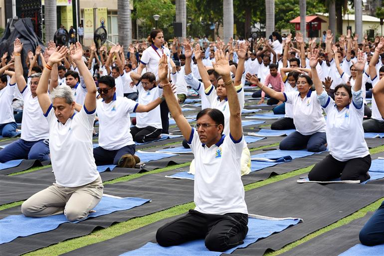 The Union Minister for Health & Family Welfare, Chemicals and Fertilizers, Shri Mansukh Mandaviya participates in Yoga on the occasion of International Yoga Day 2023 at All India Institute of Medical Sciences (AIIMS), in New Delhi on June 21, 2023.:Ministry of Health and Family Welfare