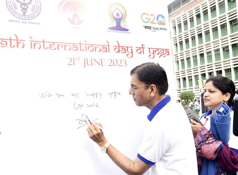 The Union Minister for Health & Family Welfare, Chemicals and Fertilizers, Shri Mansukh Mandaviya participates in Yoga on the occasion of International Yoga Day 2023 at All India Institute of Medical Sciences (AIIMS), in New Delhi on June 21, 2023.:Ministry of Health and Family Welfare