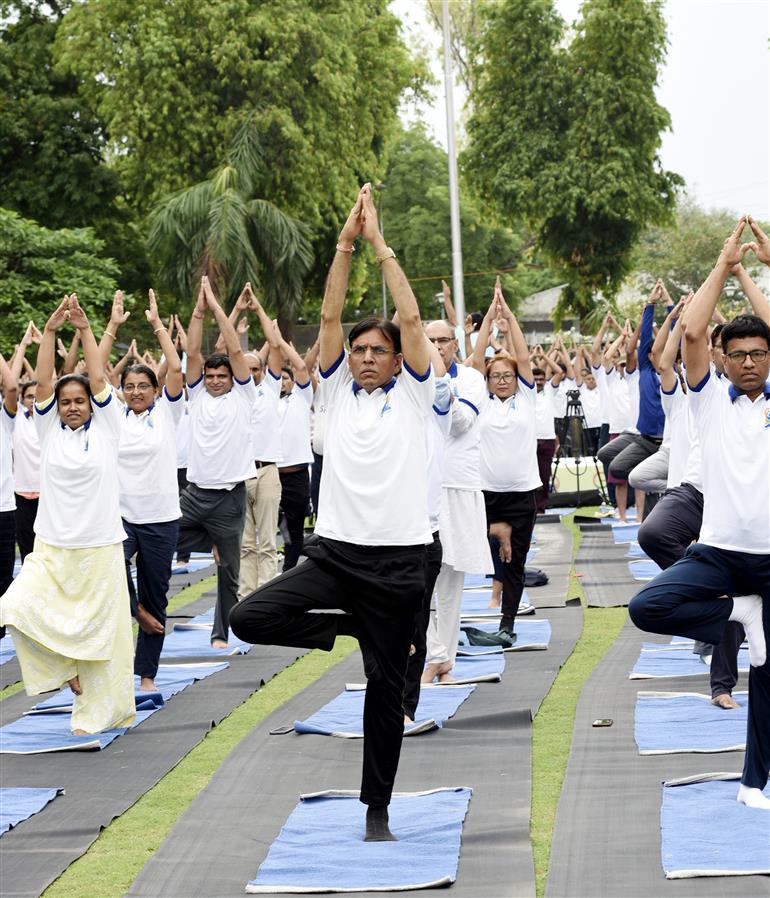 The Union Minister for Health & Family Welfare, Chemicals and Fertilizers, Shri Mansukh Mandaviya participates in Yoga on the occasion of International Yoga Day 2023 at All India Institute of Medical Sciences (AIIMS), in New Delhi on June 21, 2023.:Ministry of Health and Family Welfare