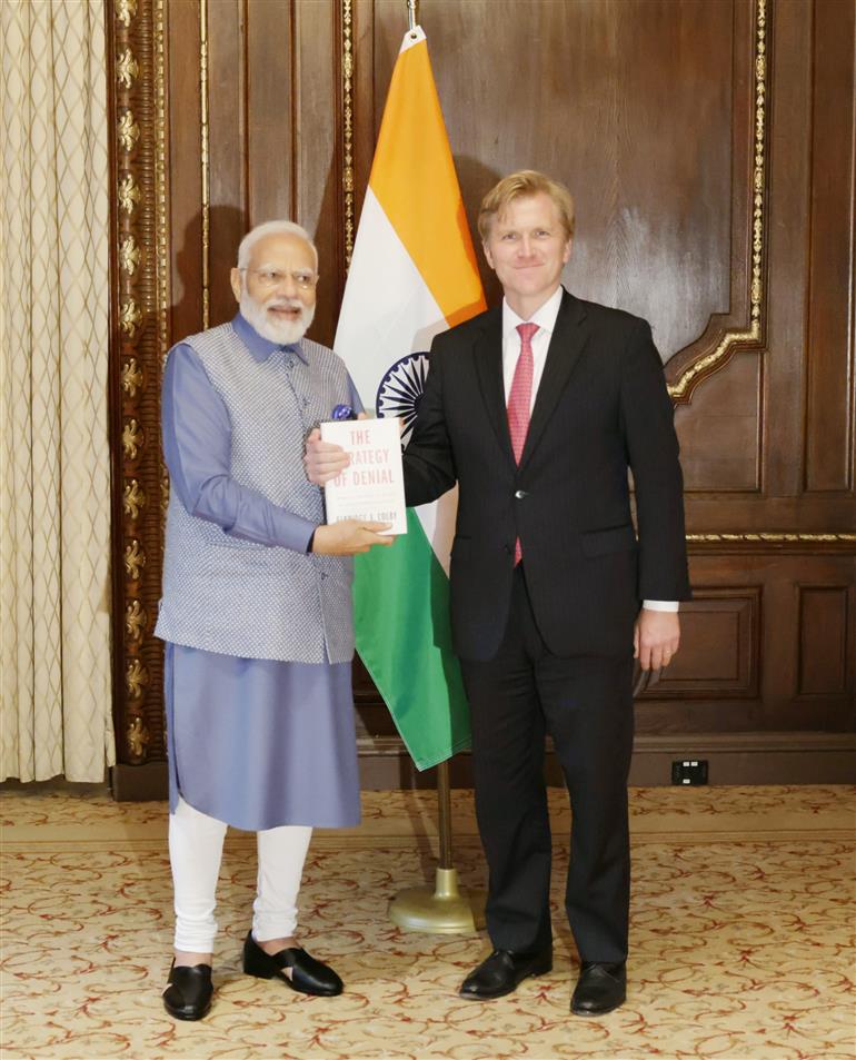 प्रधानमंत्री श्री नरेन्द्र मोदी ने 21 जून, 2023 को अमेरिका के न्यूयॉर्क में द मैराथन इनिशिएटिव' के सह-संस्थापक श्री एलब्रिज कोल्बी से मुलाकात की।:Prime Minister's Office प्रधानमंत्री श्री नरेन्द्र मोदी ने 21 जून, 2023 को अमेरिका के न्यूयॉर्क में द मैराथन इनिशिएटिव' के सह-संस्थापक श्री एलब्रिज कोल्बी से मुलाकात की।:Prime Minister